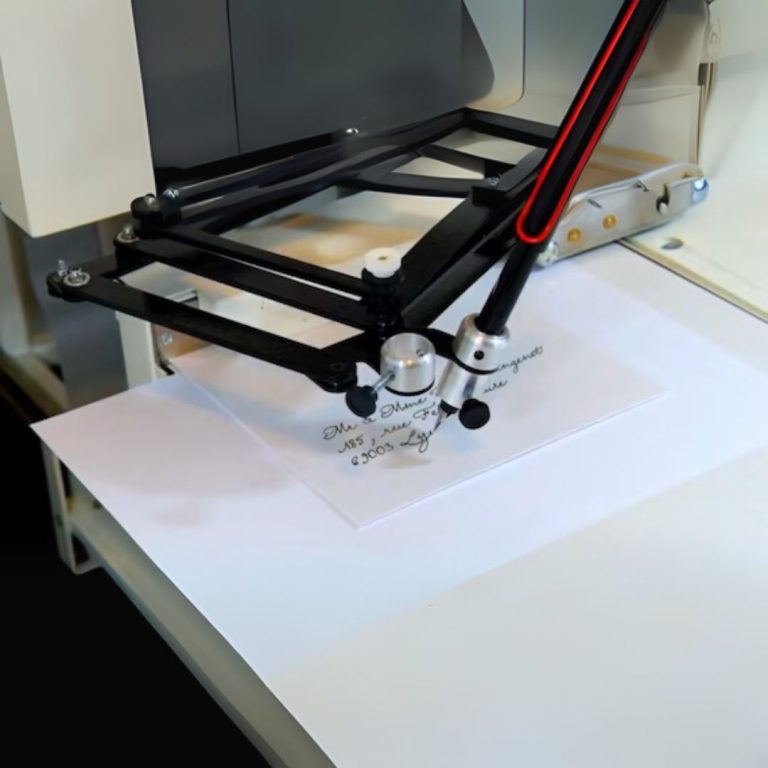 Cos’è l’Autopen e come funziona il “robot” che utilizzano i Presidenti USA per firmare i documenti