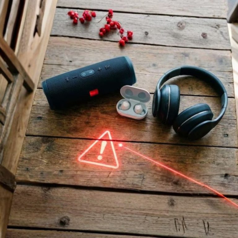 Auricolari Bluetooth sotto attacco per la falla WhisperPair: cosa rischiamo e come difenderci