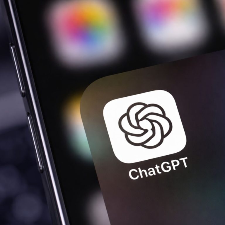 Ciò che scriviamo a ChatGPT non è privato: come tutelare la nostra privacy