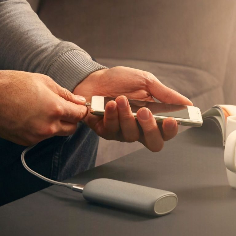 I powerbank rovinano la batteria del telefono? Come usarli senza rischi