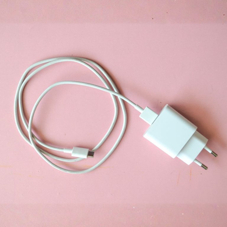 Usare caricabatterie non originali è davvero rischioso per gli smartphone? Come scegliere in sicurezza